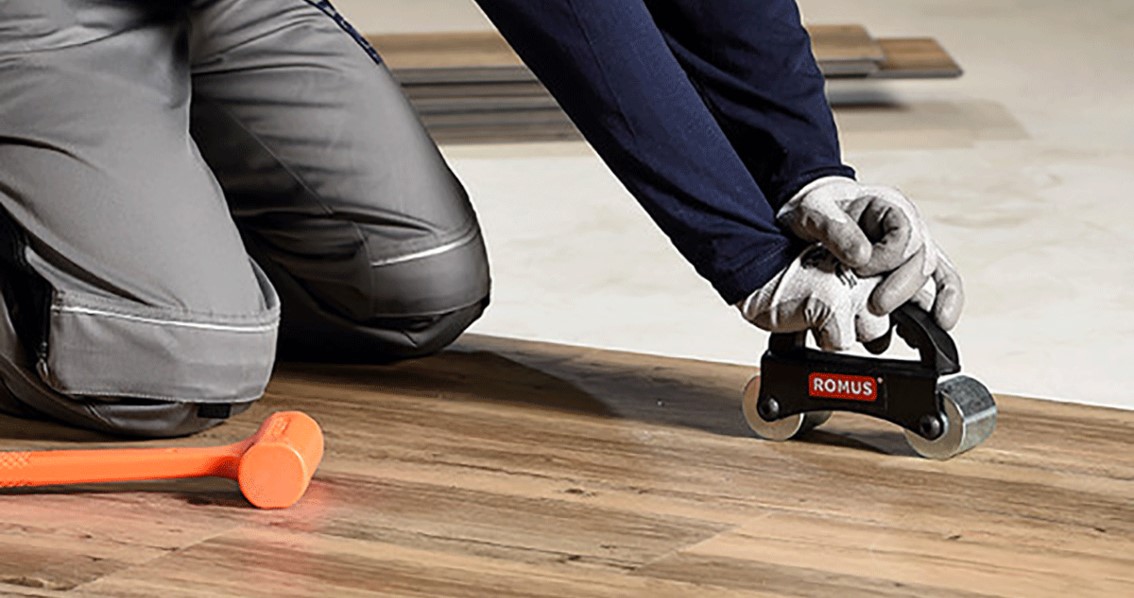 Imagine montaj LVT cu rola presoare Romus