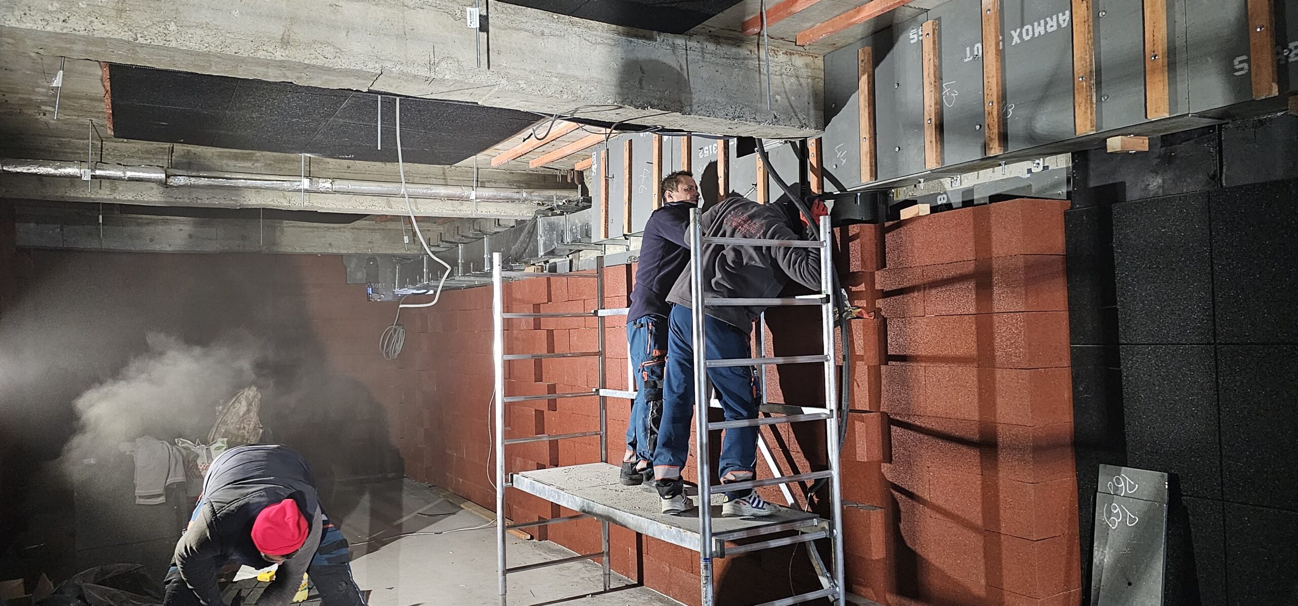 Imagine montaj tabla balistica Armox 500T in poligon IGPR, Bucuresti